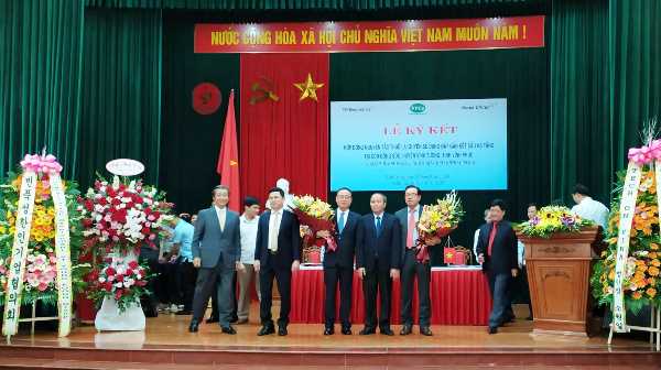Ông Nguyễn Văn Trì, Chủ tịch UBND tỉnh Vĩnh Phúc tặng hoa chúc mừng hai doanh nghiệp Hàn Quốc tại buổi Lễ