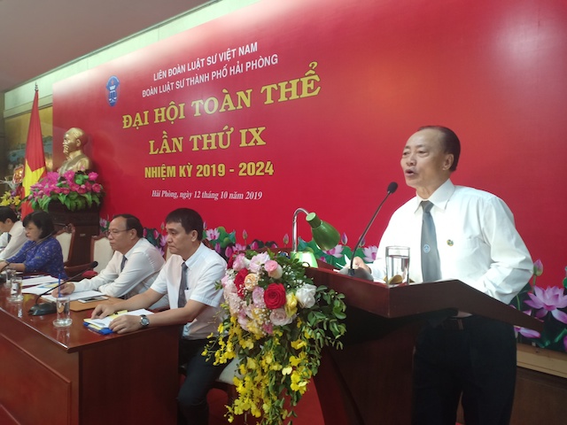 Luật sư Trịnh Khắc Triệu - Chủ tịch Đoàn đại hội trình bầy Báo cáo tổng kết hoạt động Đoàn luật sư nhiệm kỳ VIII