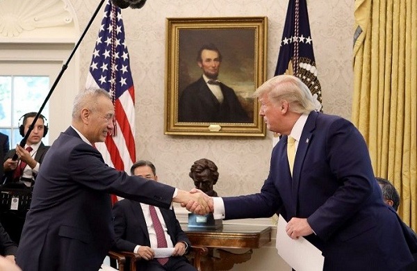 Tổng thống Mỹ Donald Trump bắt tay Phó Thủ tướng Trung Quốc Lưu Hạc tại Nhà Trắng ngày 11/10 Tổng thống Mỹ Donald Trump bắt tay Phó Thủ tướng Trung Quốc Lưu Hạc tại Nhà Trắng ngày 11/10