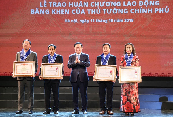 Phó Thủ tướng Vương Đình Huệ trao Huân chương Lao động và Bằng khen của Thủ tướng Chính phủ cho 4 tập thể, cá nhân