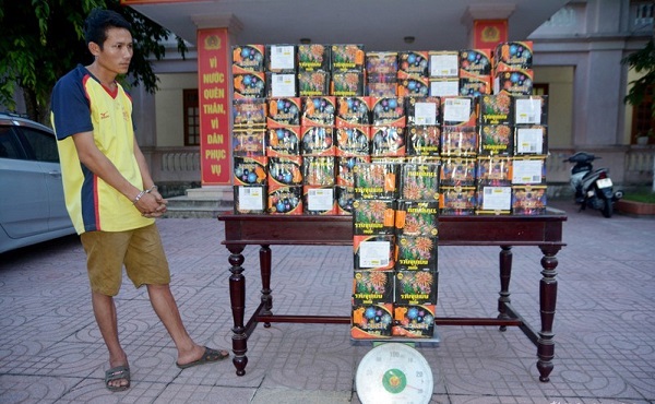 Nghệ An: Bắt giữ đối tượng vận chuyển hơn 3 tạ pháo lậu