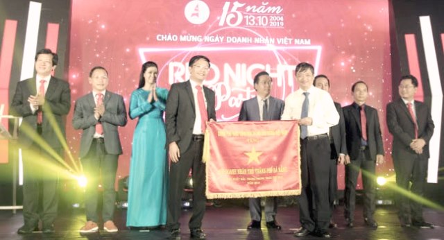 Đà Nẵng: Hội Doanh nhân trẻ TP nhận Cờ Thi đua của Chính phủ