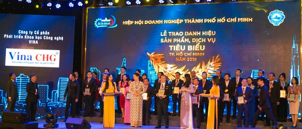 Ông Nguyễn Viết Hồng - TGĐ Vina CHG nhận chứng nhận danh hiệu “Sản phẩm, dịch vụ tiêu biểu TP.HCM 2019” cho sản phẩm Tem chống hàng giả thông minh Vinacheck tích hợp công nghệ 4.0