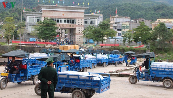 Hoạt động buôn bán, vận chuyển hàng hóa tại cửa khẩu Bắc Phong Sinh, tỉnh Quảng Ninh diễn ra tấp nập dịp cuối năm