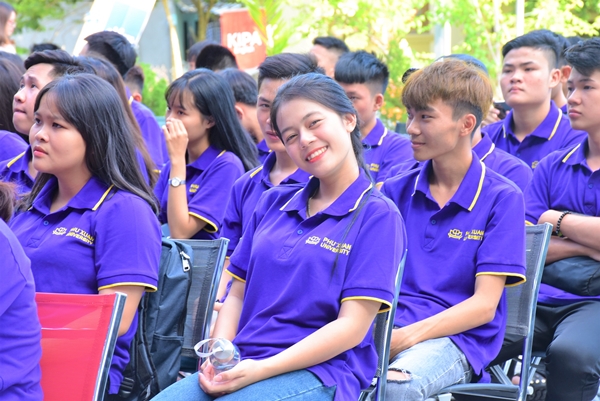 Tân sinh viên Trường Đại học Phú Xuân phấn khởi bước vào năm học mới