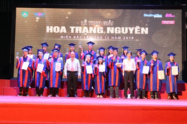 Trao giải Hoa Trạng Nguyên là học sinh đạt Giải nhất trong kỳ thi Học sinh Giỏi Quốc gia.