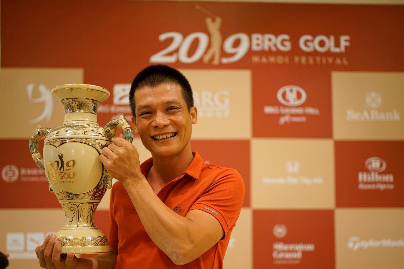 Golf thủ Hoàng Ngọc Thủy tâm đắc với chiếc cúp vô địch độc đáo làm từ Gốm Chu Đậu
