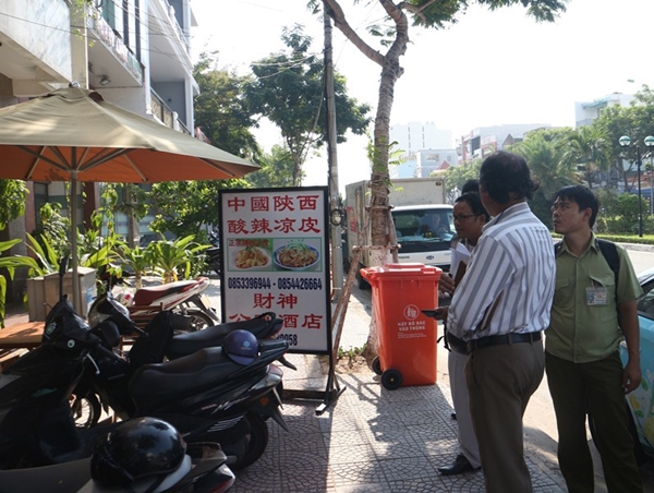 Tổ li&ecirc;n ng&agrave;nh kiểm tra một cửa h&agrave;ng trưng biển hiệu to&agrave;n tiếng Trung Quốc (Ảnh PLO)