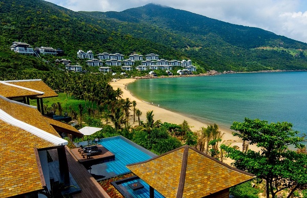 Ngày 8/10/2019, tại Lễ công bố giải thưởng do độc giả bình chọn của Tạp chí du lịch hàng đầu nước Mỹ Condé Nast Traveler, khu nghỉ dưỡng InterContinental Danang Sun Peninsula đã vinh dự được bình chọn là “Khu nghỉ dưỡng tốt nhất châu Á” và “Top 4 khu nghỉ dưỡng hàng đầu thế giới”.