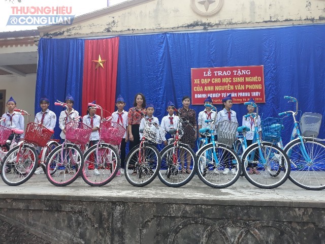 Buổi lễ trao tặng xe đạp cho những học sinh nghèo vượt khó, diễn ra vào tiết chào cờ đầu tuần, tại Trường Trung học cơ sở xã Hậu Thành