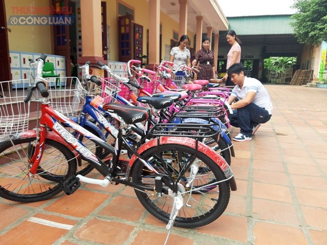 Ông Nguyễn Văn Phong, Chủ doanh nghiệp tư nhân Phong Thúy tự tay kiểm tra xe đạp lần cuối, để kịp trao tặng cho các em học sinh mầm non xã Hậu Thành