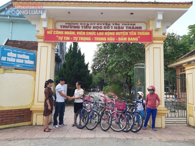 Cô Phan Thị Minh Tâm - Phó Hiệu trưởng Trường Tiểu học Hậu Thành đại diện nhà trường nhận 11 chiếc xe đạp từ doanh nghiệp tư nhân Phong Thúy. Cô Tâm gửi lời cảm ơn, và hi vọng phía doanh nghiệp tiếp tục đồng hành cùng những em học sinh nghèo vượt khó