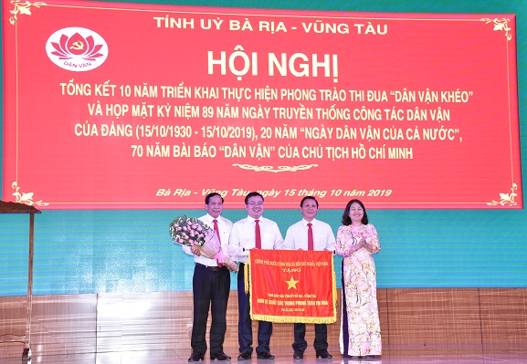Bà Nguyễn Thị Yến , Phó Bí thư thường trực Tỉnh ủy trao cờ thi đua của Chính phủ cho tập thể Ban Dân vận Tỉnh ủy