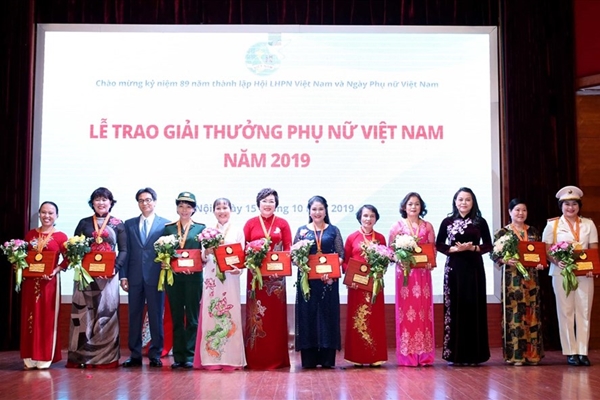 Phó Thủ tướng Vũ Đức Đam cùng Chủ tịch Hội LHPNVN Nguyễn Thị Thu Hà trao Giải thưởng Phụ nữ Việt Nam 2019 cho 10 cá nhân (Ảnh: Phunuvietnam.vn)