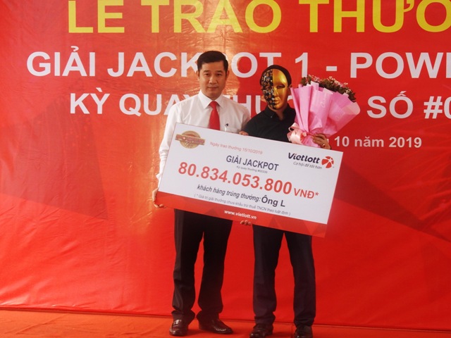 Ông Trần Ngọc Hà - GĐ Vietlott chi nhánh Hải Phòng trao thưởng hơn 80 tỷ đồng cho ông L.