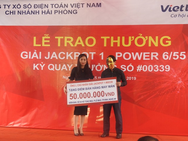 Ông L. trao 50 triệu đồng cho Trường dân tộc nội trú huyện Tương Dương