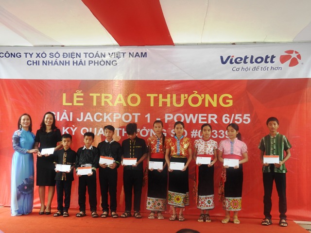 bà TrịnhThị Thơm, Giám đốc Công ty TNHH Megastar Nghệ An cho các em học sinh Trường dân tộc nội trú huyện Tương Dương