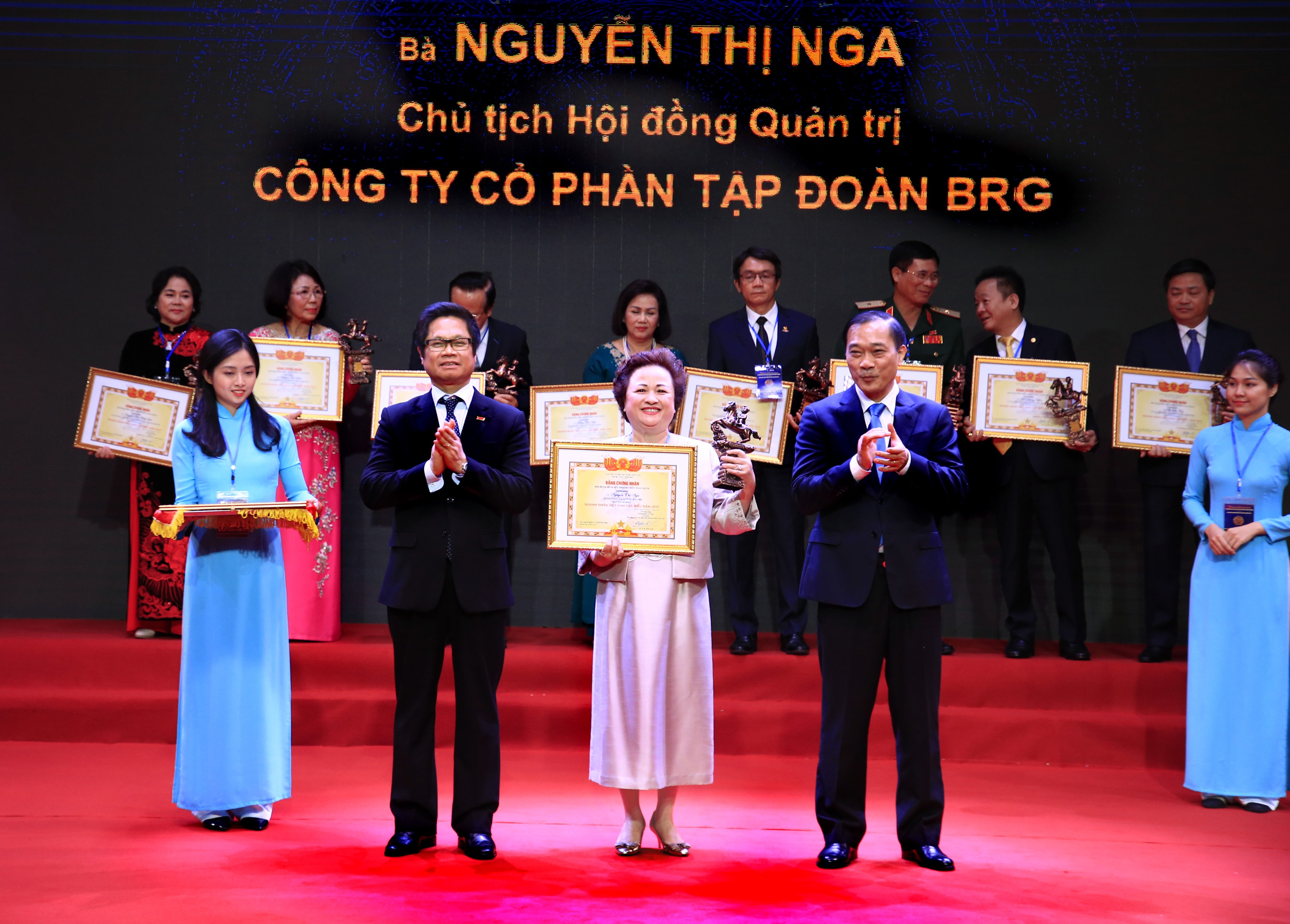 Madame Nguyễn Thị Nga được vinh danh ‘Doanh nhân Việt Nam tiêu biểu’ – Cúp Thánh Gióng 2019
