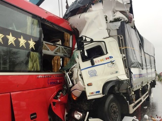 Vụ tại nạn giao thông nghiêm trọng khiến đầu xe khách và xe tải nát bét, hàng chục người thương vong