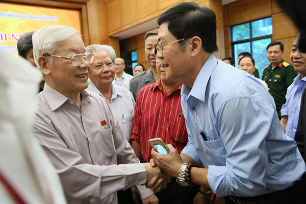 Tổng bí thư, Chủ tịch nước Nguyễn Phú Trọng trò chuyện với các cử tri (Ảnh: Ngọc Thắng)