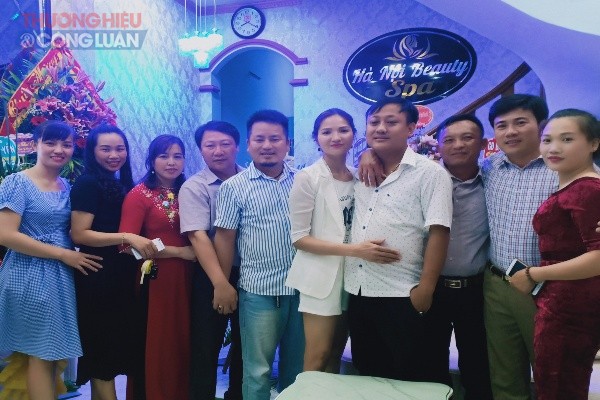 Bạn b&egrave; v&agrave; kh&aacute;ch h&agrave;ng th&acirc;n thiết đến ch&uacute;c mừng buổi khai trương