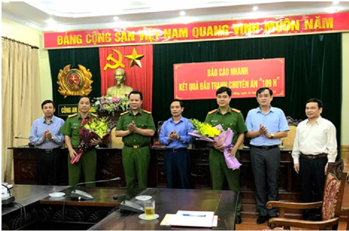 Phó Bí thư Tỉnh ủy Đàm Văn Eng chúc mừng chiến công của ban chuyên án và Công an Thành phố Cao Bằng.
