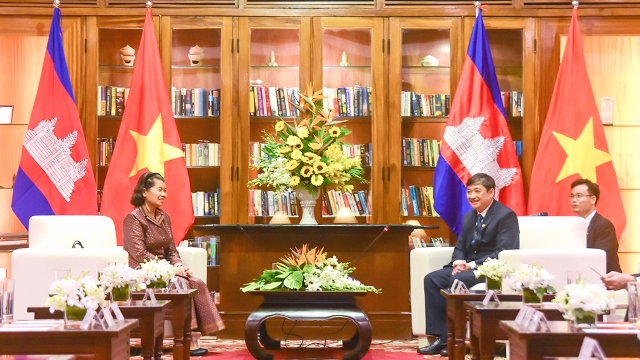 Ph&iacute; chủ tich thường trực