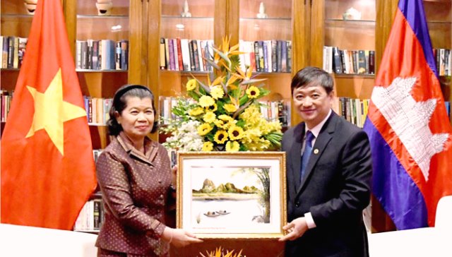 Ph&iacute; chủ tịch