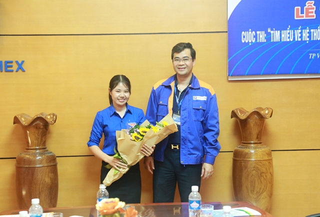 PGĐ Đinh Viết Hoàng trao thưởng giải nhất đến đ/c Bùi Thị Lan cửa hàng 112 - Quỳnh Giang