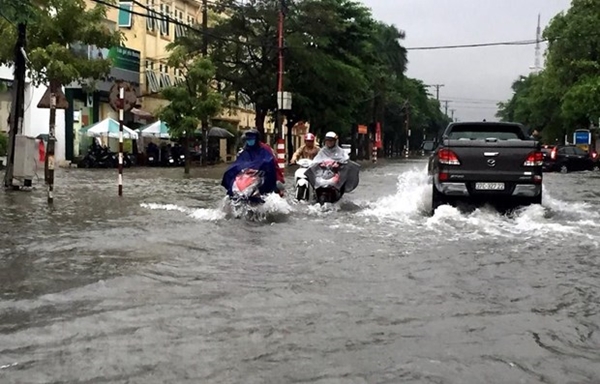 Nhiều tuyến đường thành phố Vinh bị ngập khiến các phương tiện tham gia giao thông gặp nhiều khó khăn