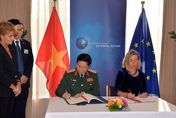 Đại tướng Ngô Xuân Lịch cùng bà Federica Mogherini ký Hiệp định FPA (Ảnh: QĐND)