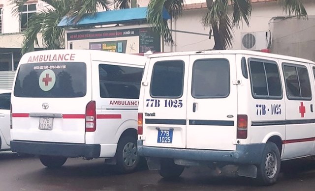 Xe cứu thương để nh&acirc;n vi&ecirc;n