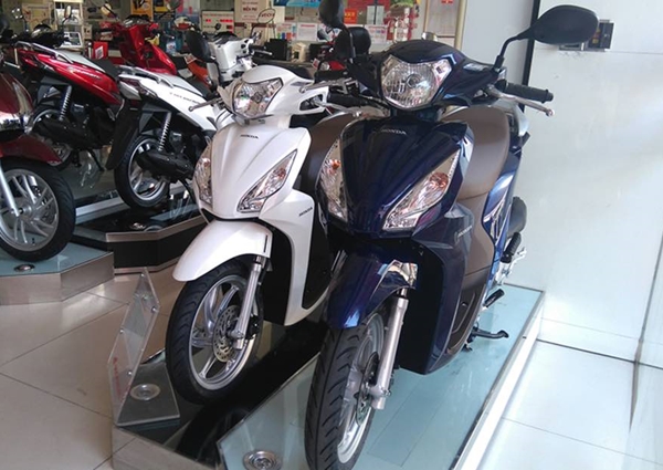 Xe máy đồng loạt tăng giá