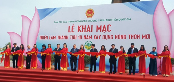 Thủ tướng Chính phủ Nguyễn Xuân Phúc, Phó Chủ tịch nước Đặng Thị Ngọc Thịnh cùng các đại biểu cắt băng khai mạc triển lãm.
