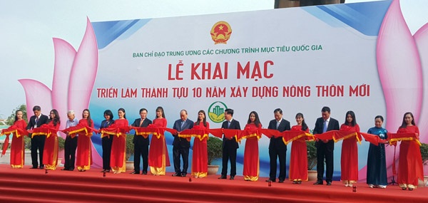 Thủ tướng cắt băng khai mạc triển lãm thành tựu 10 năm xây dựng nông thôn mới