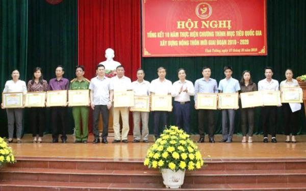Lãnh đạo huyện Vĩnh Tường trao tặng Giấy khen cho 12 tập thể và 47 cá nhân có thành tích xuất sắc trong 10 năm thực hiện Chương trình mục tiêu Quốc gia xây dựng NTM, giai đoạn 2010-2020.