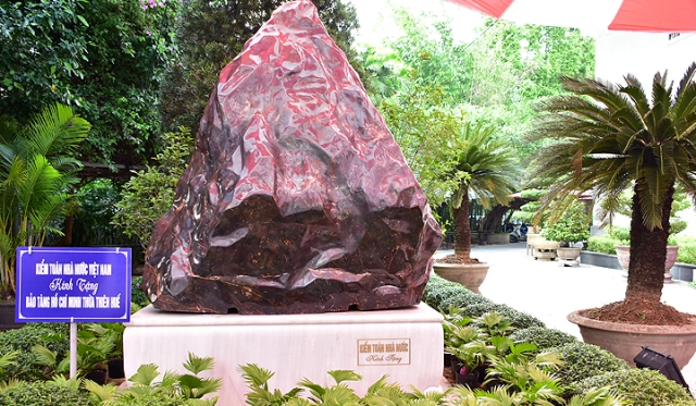 Khối đá Saphia nặng hơn 14 tấn đã được đặt trong khuôn viên Bảo tàng Hồ Chí Minh- Huế