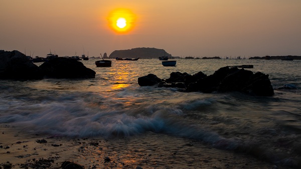 Bình minh trên biển Ninh Chữ (Ninh Thuận)