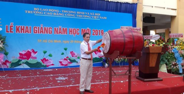 TS.Nguyễn Duy Đô, Hiệu trường Trường Cao đẳng Công thương Việt Nam đánh hồi trống khai giảng năm học mới 2019 - 2020