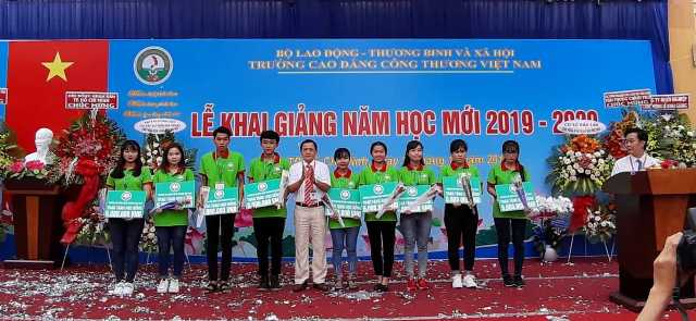 Ban Giám hiệu Trường Cao đẳng Công thương Việt Nam trao nhiều suất quà đặc biệt có giá trị về vật chất, tinh thần cho sinh viên tại lễ khai giảng