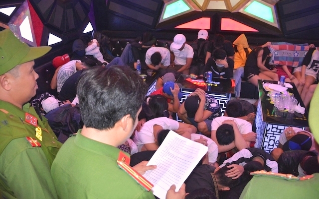 Quảng Nam: Đột kích bắt 70 đối tượng trong karaoke Diễm Linh dương tính ma túy