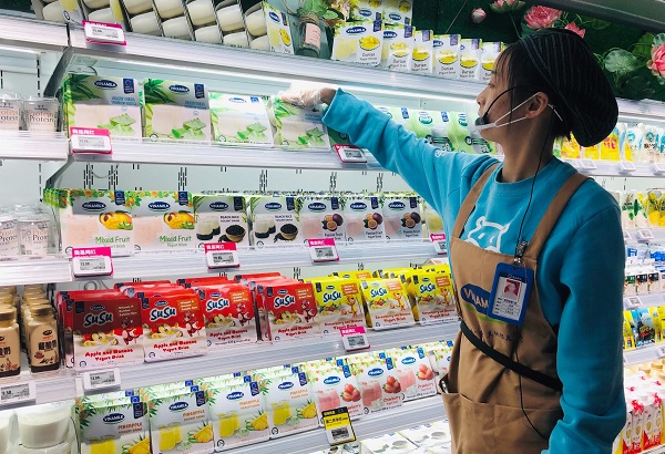 Nhân viên của siêu thị Hema Hồ Nam tại quầy sản phẩm sữa chua của Vinamilk