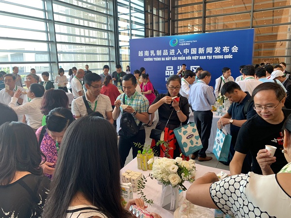 Các đối tác tại Trung Quốc thử sản phẩm Vinamilk tại Triển lãm quốc tế về thực phẩm & dịch vụ ăn uống của tỉnh Hồ Nam, Trung Quốc vào tháng 09/2019.