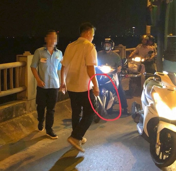 Đình chỉ lái, phụ xe buýt bị tố đánh người trên cầu Vĩnh Tuy