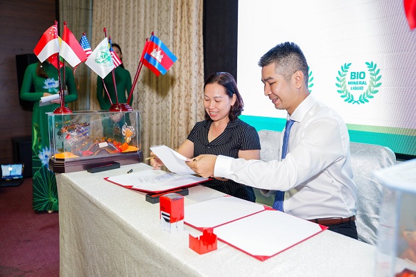 TGĐ L&acirc;m Nguyễn Mạnh Cường k&yacute; kết hợp đồng thương mại với đối t&aacute;c