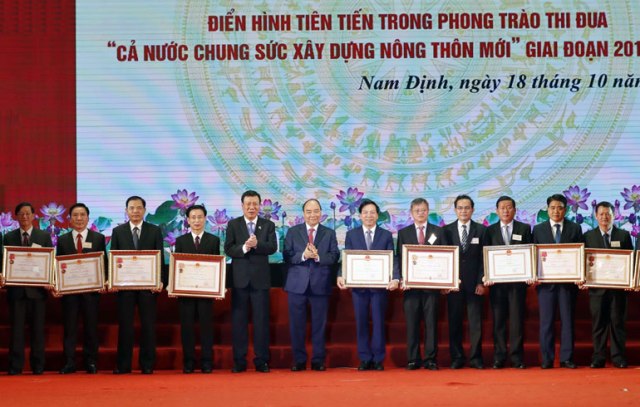 Thủ tướng Nguyễn Xuân Phúc trao tặng Huân chương Độc lập hạng Ba và Huân chương Lao động hạng Nhất cho các bộ, ngành, đoàn thể, địa phương có thành tích trong phong trào xây dựng nông thôn mới