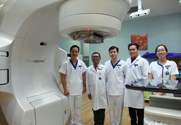 Đội ngũ bác sĩ, kỹ sư vật lý y khoa và kỹ thuật viên xạ trị Vinmec có mặt tại bàn điều trị, sử dụng tất cả các công nghệ hình ảnh tích hợp để điều trị SBRT chính xác, đem lại hiệu quả cao nhất cho người bệnh