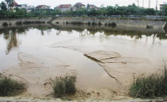 Nghệ An: Nhà máy nước ngang nhiên xả bùn thải đặc ra hồ điều hòa