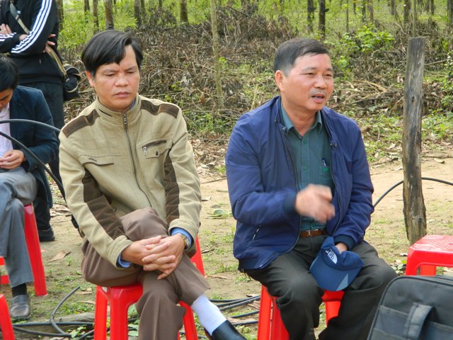 Ông Trần Văn Toàn - PCT UBND xã Phong Xuân (bên trái): Ông Nguyên gây phiền hà cho xã rất nhiều