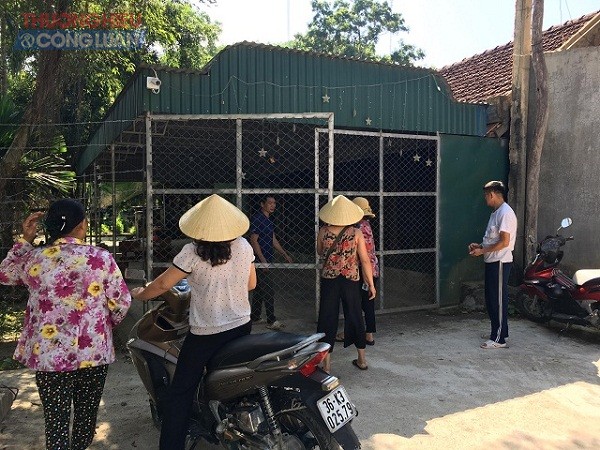 Người d&acirc;n &ldquo;k&eacute;o&rdquo; đến nh&agrave; b&agrave; Nguyễn Thị Hạnh l&agrave; chủ hụi để y&ecirc;u cầu trả lại tiền.